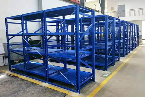 模具货架摆放整齐